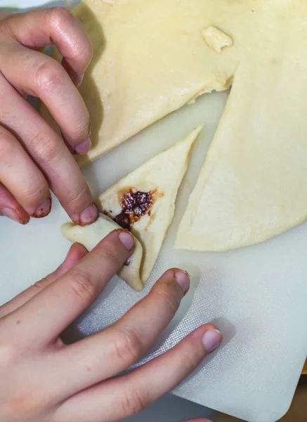 Ręce dziewczyny przygotowują ciasto na ciasteczka. — Zdjęcie stockowe