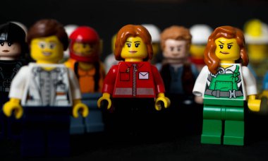 Siyah arkaplanda lego minyatür figürler 