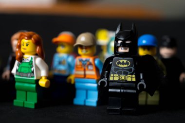 Siyah arkaplanda lego minyatür figürler 