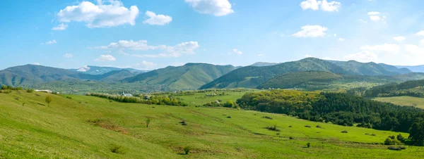 Vue panoramique du printemps rural — Photo