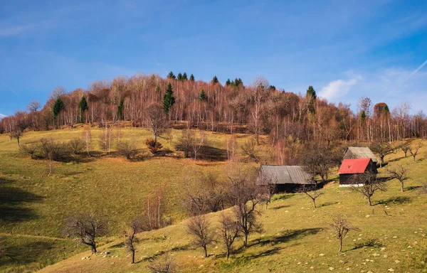 Rumänischer alter Schafstall auf dem Hügel in der Herbstsaison — Stockfoto