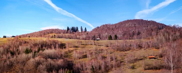 Румунська стара кошара на пагорбі восени. — стокове фото