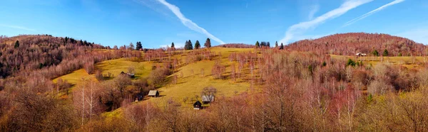 Antiguo redil rumano en la colina en la temporada de otoño —  Fotos de Stock