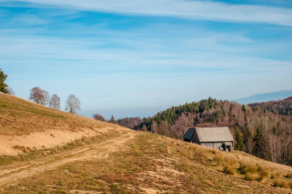 Rumänischer alter Schafstall auf dem Hügel in der Herbstsaison — Stockfoto