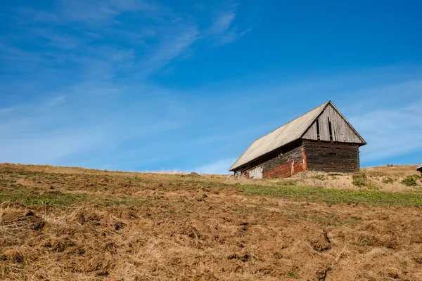 Rumänischer alter Schafstall auf dem Hügel in der Herbstsaison — Stockfoto