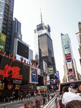 Modern ve eski tarihi binalarla New York sokak manzarası