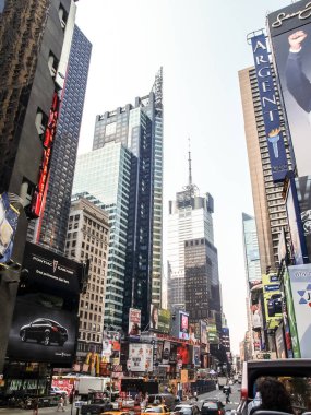 Modern ve eski tarihi binalarla New York sokak manzarası