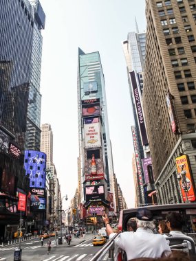 Modern ve eski tarihi binalarla New York sokak manzarası