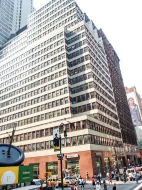 Modern ve eski tarihi binalarla New York sokak manzarası