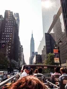 Modern ve eski tarihi binalarla New York sokak manzarası