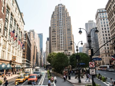Modern ve eski tarihi binalarla New York sokak manzarası