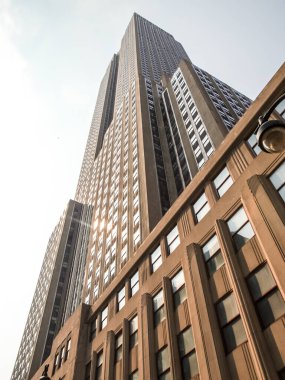 Modern ve eski tarihi binalarla New York sokak manzarası