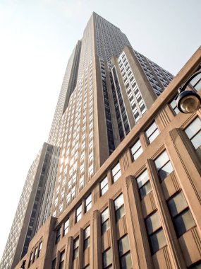 Modern ve eski tarihi binalarla New York sokak manzarası