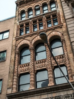 Modern ve eski tarihi binalarla New York sokak manzarası