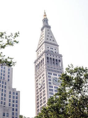 Modern ve eski tarihi binalarla New York sokak manzarası