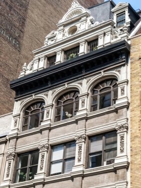 Modern ve eski tarihi binalarla New York sokak manzarası