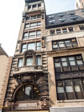 Modern ve eski tarihi binalarla New York sokak manzarası