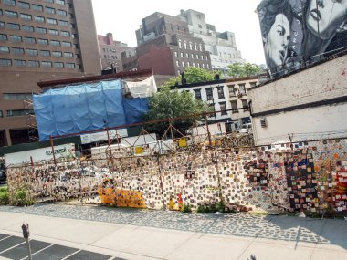 Modern ve eski tarihi binalarla New York sokak manzarası