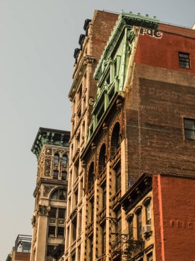 Modern ve eski tarihi binalarla New York sokak manzarası