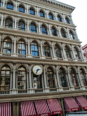Modern ve eski tarihi binalarla New York sokak manzarası