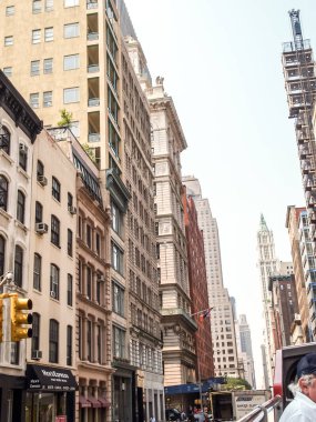 Modern ve eski tarihi binalarla New York sokak manzarası
