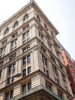 Modern ve eski tarihi binalarla New York sokak manzarası