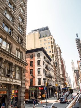 Modern ve eski tarihi binalarla New York sokak manzarası