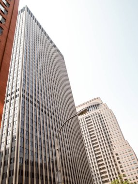Modern ve eski tarihi binalarla New York sokak manzarası
