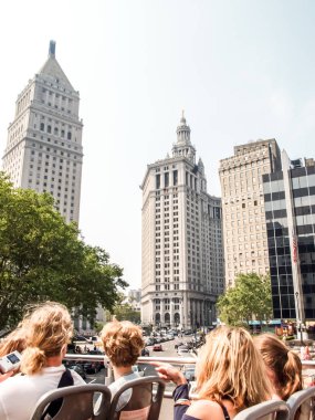 Modern ve eski tarihi binalarla New York sokak manzarası