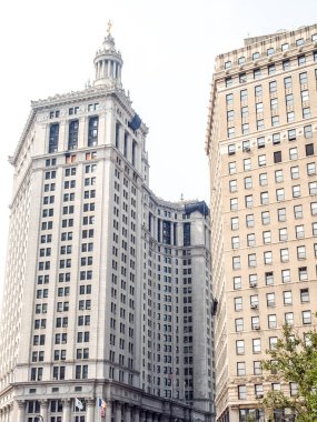 Modern ve eski tarihi binalarla New York sokak manzarası