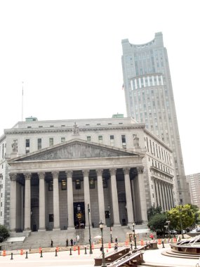 Modern ve eski tarihi binalarla New York sokak manzarası