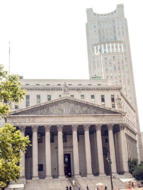 Modern ve eski tarihi binalarla New York sokak manzarası
