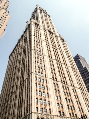 Modern ve eski tarihi binalarla New York sokak manzarası