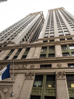 Modern ve eski tarihi binalarla New York sokak manzarası