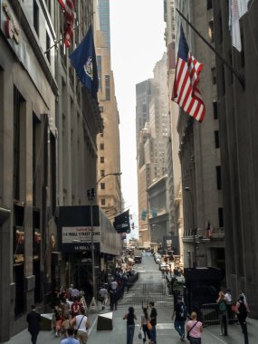 Modern ve eski tarihi binalarla New York sokak manzarası