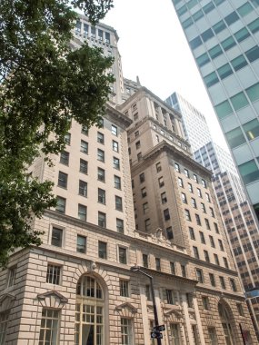 Modern ve eski tarihi binalarla New York sokak manzarası