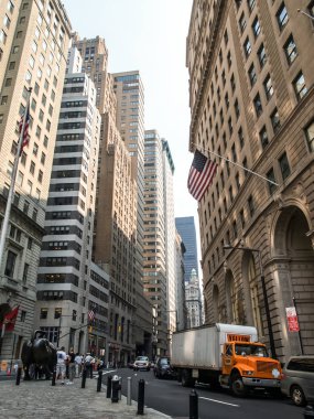 Modern ve eski tarihi binalarla New York sokak manzarası