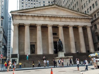 Modern ve eski tarihi binalarla New York sokak manzarası