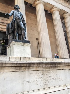 Modern ve eski tarihi binalarla New York sokak manzarası