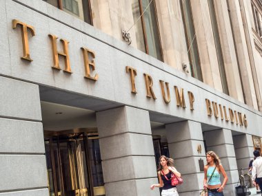 Modern ve eski tarihi binalarla New York sokak manzarası