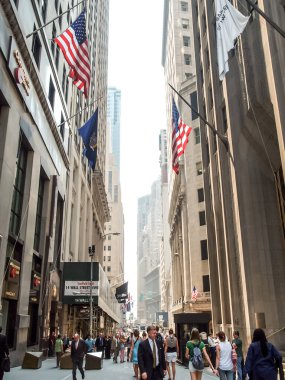 Modern ve eski tarihi binalarla New York sokak manzarası