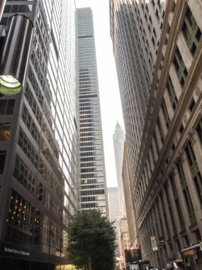 Modern ve eski tarihi binalarla New York sokak manzarası