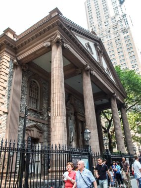 Modern ve eski tarihi binalarla New York sokak manzarası