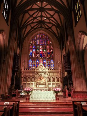 Modern ve eski tarihi binalarla New York sokak manzarası