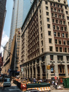 Modern ve eski tarihi binalarla New York sokak manzarası