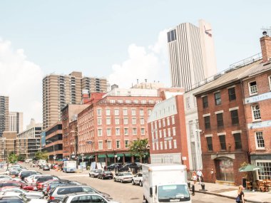 Modern ve eski tarihi binalarla New York sokak manzarası