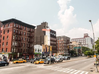 Modern ve eski tarihi binalarla New York sokak manzarası