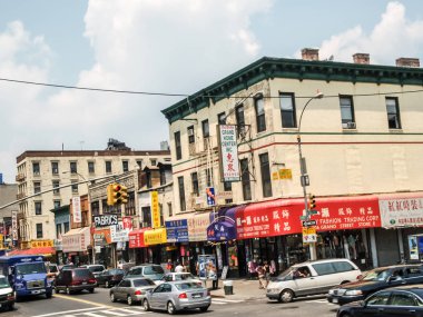 Modern ve eski tarihi binalarla New York sokak manzarası