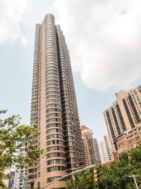 Modern ve eski tarihi binalarla New York sokak manzarası