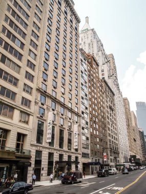 Modern ve eski tarihi binalarla New York sokak manzarası